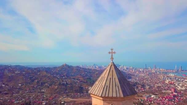 Kostel v Georgii na hoře v Batumi. Chrám Sameba. vysoko v horách — Stock video
