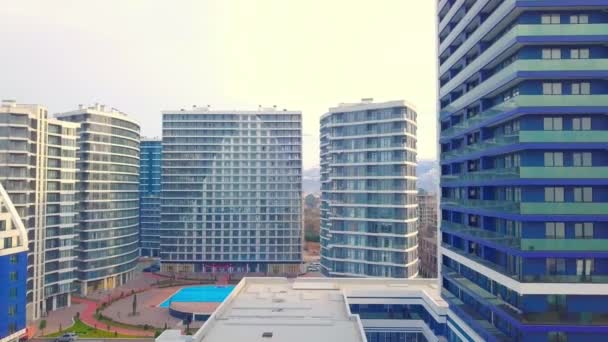 Urbanización de edificios de varios pisos con vista aérea a la piscina. — Vídeos de Stock