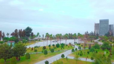 Batumi 'deki İHA' dan yaz günü park, otel, alışveriş merkezi manzarası.
