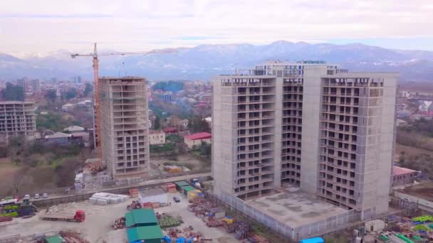 Drone vista della costruzione di edifici a più piani sfondo delle montagne. — Video Stock