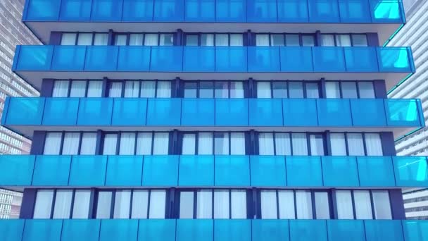 Η πρόσοψη ενός σύγχρονου καθρεφτιζόμενου κτιρίου γραφείων αφαιρέθηκε από ένα drone. κοντινό πλάνο — Αρχείο Βίντεο