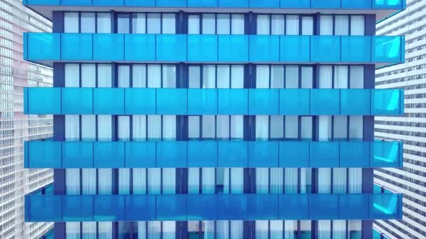 Η πρόσοψη ενός σύγχρονου καθρεφτιζόμενου κτιρίου γραφείων αφαιρέθηκε από ένα drone. κοντινό πλάνο — Αρχείο Βίντεο