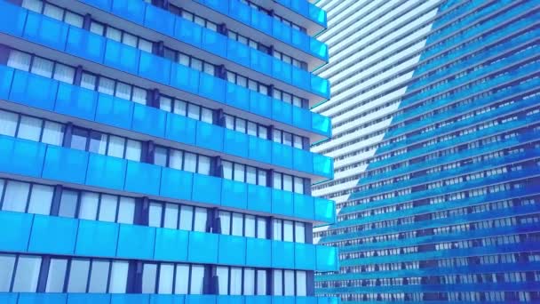 Die Fassade eines modernen verspiegelten Bürogebäudes wurde von einer Drohne entfernt. Nahaufnahme — Stockvideo