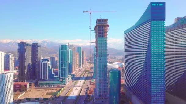 Процес будівництва висотних сучасних будівель у центрі міста.. — стокове відео