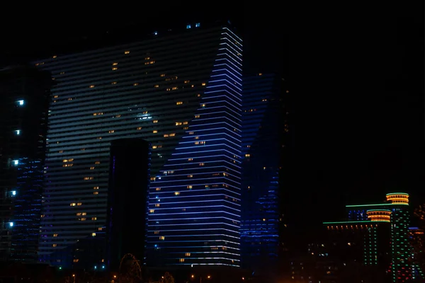 Närbild Glödande Modern Hotellbyggnad Natten Batumi — Stockfoto