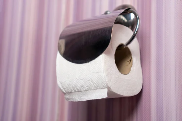 Närbild Vit Rulle Mjukt Toalettpapper Hängande Prydligt Kromhållare Lila Toalettvägg — Stockfoto