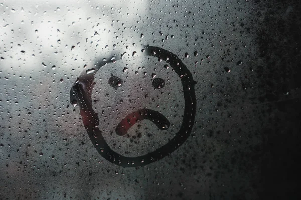 Trauriger Smiley Von Hand Auf Nassem Nebelglas Aus Dem Regen — Stockfoto