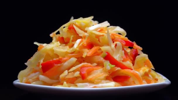 Ensalada de verduras frescas en un plato blanco gira sobre fondo negro. — Vídeos de Stock