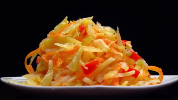 L'insalata di verdure fresche su un piatto bianco ruota su sfondo nero. — Video Stock