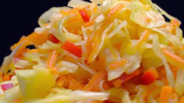 Salat mit frischem Gemüse auf weißem Teller rotiert auf schwarzem Hintergrund. — Stockvideo