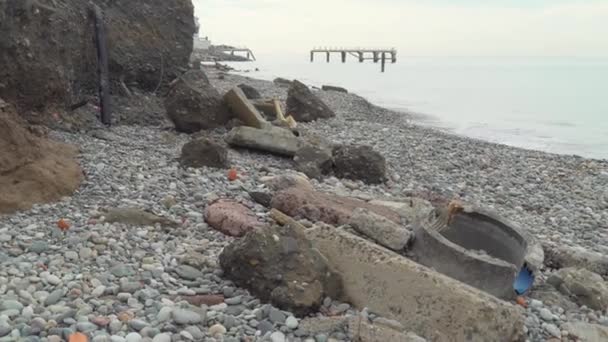 Água o mar lavou a estrada e o litoral. — Vídeo de Stock