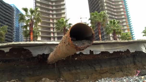 Nach Sturm ragt Rohr der städtischen Infrastruktur aus der erodierten Erde. — Stockvideo