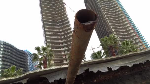 Após a tempestade, o tubo da infra-estrutura da cidade sai da terra erodida. — Vídeo de Stock