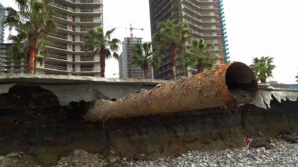 После шторма, труба инфраструктуры города торчит из разрушенной земли. — стоковое видео