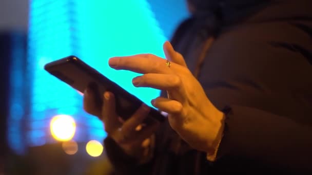Seorang wanita berselancar di internet dengan ponsel di waktu luangnya. — Stok Video