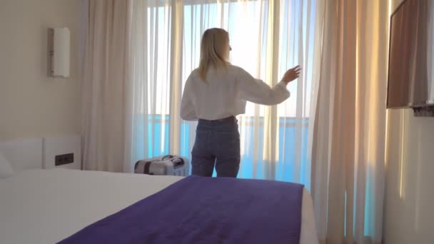 Portret van een toeristisch bezoekend hotel, staande aan het raam en bewonderend mooie — Stockvideo