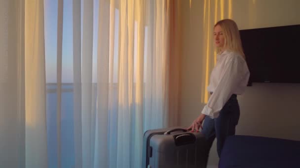 Πορτρέτο του τουρίστα που επισκέπτονται το ξενοδοχείο, στέκεται στο παράθυρο και θαυμάζοντας όμορφη — Αρχείο Βίντεο