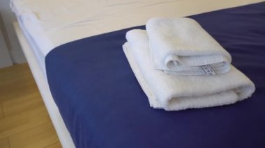 Otel müşterileri için misafir odasında beyaz havlu..