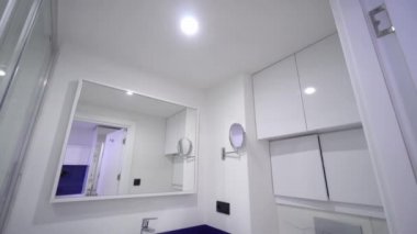 modern banyo açık beyaz tuvalet masası, ayna çerçevesi ve aksesuarları.
