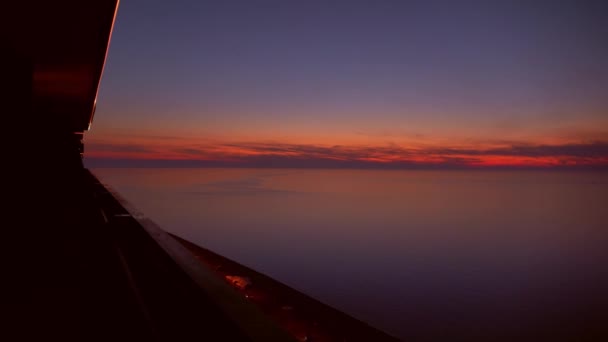 Panorama z balkonu na wysokim piętrze o zachodzie słońca nad morzem. — Wideo stockowe