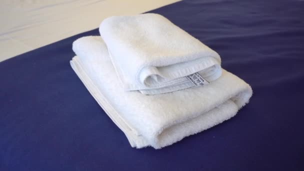 Λευκή πετσέτα στο κρεβάτι στον ξενώνα για τον πελάτη του ξενοδοχείου. — Αρχείο Βίντεο