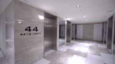 Modern çelik asansör kabini bir iş lobisi veya otel, dükkan, iç mekan