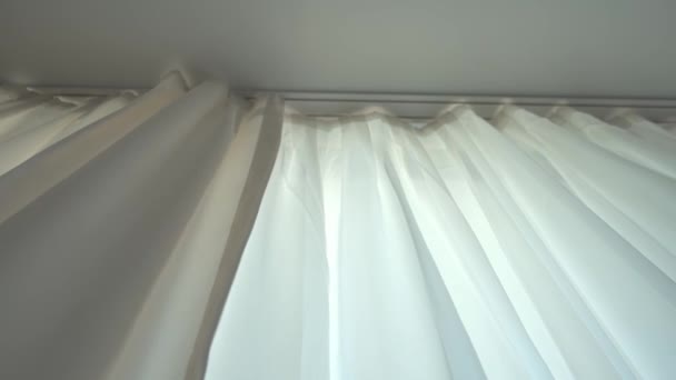 Wind weht durch ein offenes Fenster im Raum. Schwungvolle Vorhänge an Fenstern — Stockvideo