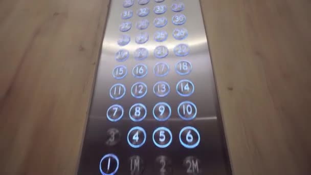 El dial es un panel de ascensor con números ardientes y una luz de fondo azul — Vídeo de stock