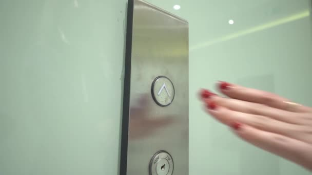 Vrouw vinger drukt lift lift knop op lift bedieningspaneel — Stockvideo