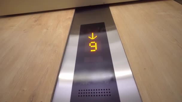 L'affichage numérique dans l'ascenseur avec une flèche vers le bas montre les planchers . — Video