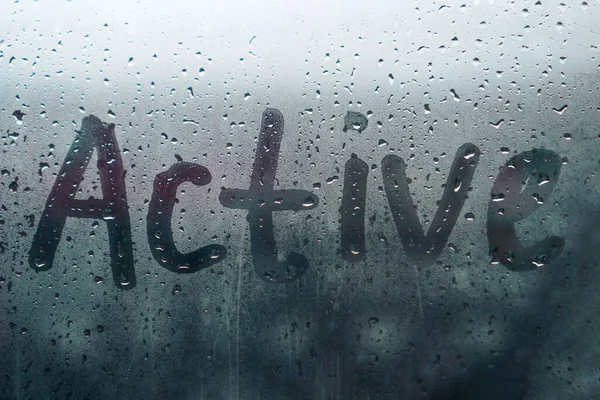 Word Activeは 雨から湿った 霧のガラスに書かれています — ストック写真