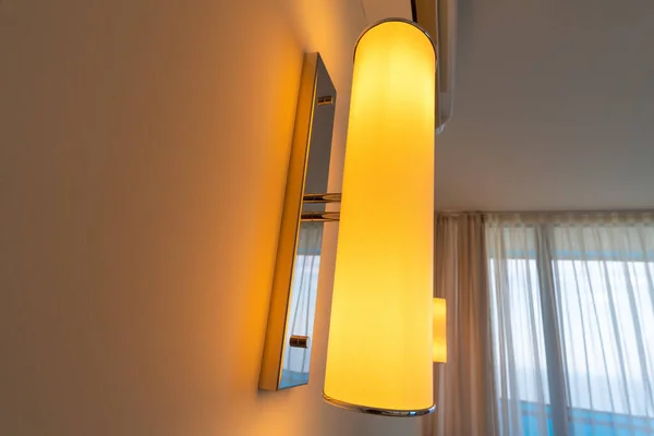 Detailní Záběr Rozsvícených Lamp Oranžovým Světlem Stěně — Stock fotografie
