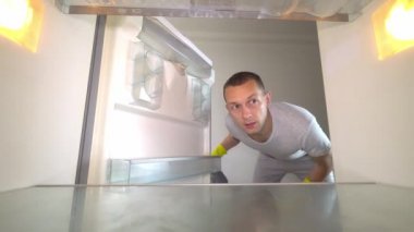 Bir adam buzdolabının kapısını açar, içine bakar, bağırır, çıldırır, temizlik yapar..