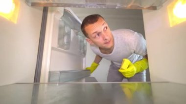 Adam buzdolabını açar, burnunu çeker ve tıkar.