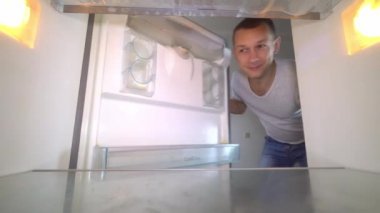 Adam buzdolabını açar, burnunu çeker ve tıkar.