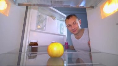 Adam içinde sadece bir elma olan buzdolabını açıyor..