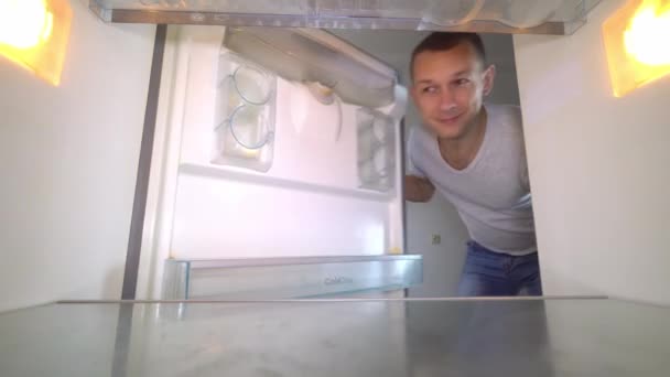 Ο άνθρωπος ανοίγει το ψυγείο, μυρίζοντας και συνδέοντας τη μύτη του — Αρχείο Βίντεο