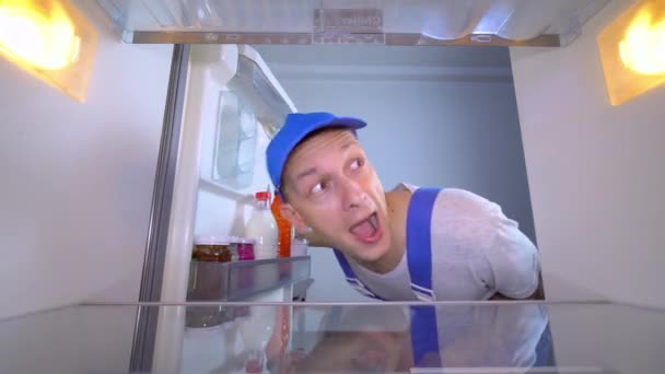Kühlschrankreparateur öffnet Tür und zeigt Klasse mit erhobenem Daumen. — Stockvideo