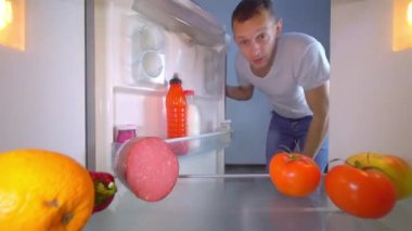 Adam buzdolabını açtı, içine baktı ve bir şişe soğuk süt aldı.