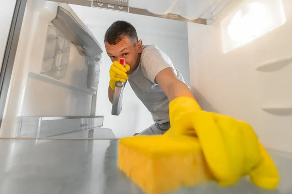 Человек Резиновых Перчатках Чистит Холодильник Губкой Чистящим Средством Фото Холодильника — стоковое фото