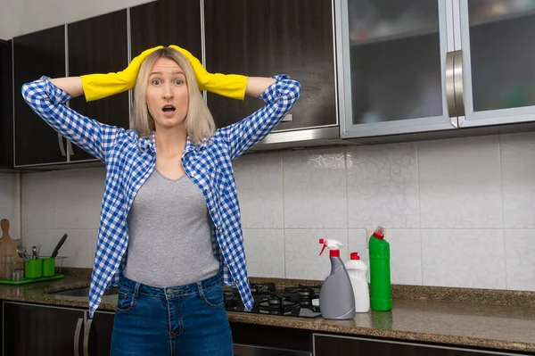 Mutfakta Sarı Eldivenli Genç Sarışın Kadın Başını Tutuyor Duygusal Olarak — Stok fotoğraf