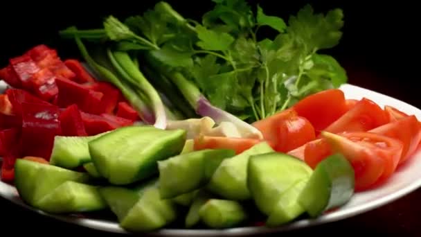 Despeje azeite sobre salada italiana com mini mussarela, tomate cereja e rúcula rotativa — Vídeo de Stock