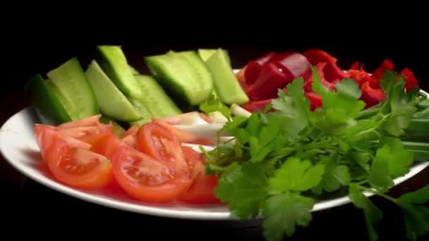 Mezclar las verduras en un plato. Vista superior. aislado en blanco — Vídeos de Stock