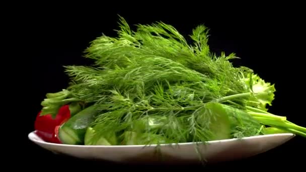 Mélange de légumes dans une assiette. vue de dessus. isolé sur blanc — Video