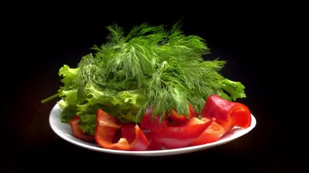 Mélange de légumes dans une assiette. vue de dessus. isolé sur blanc — Video