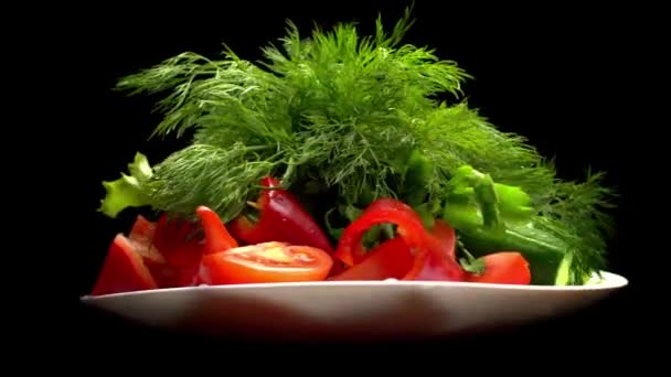 Mezclar las verduras en un plato. Vista superior. aislado en blanco — Vídeo de stock
