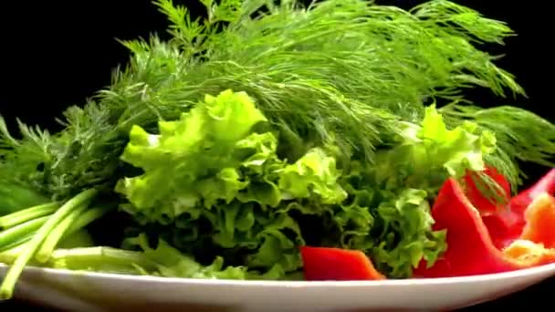 Налийте оливкову олію на італійський салат з міні - моцареллою, вишнею помідорів і аругулою, які обертаються. — стокове відео