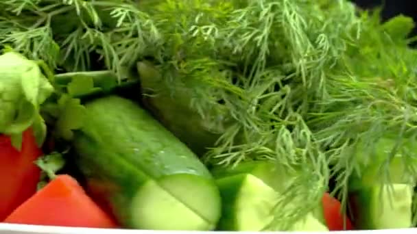 Gemengde groenten op een plaat. bovenaanzicht. geïsoleerd op wit — Stockvideo