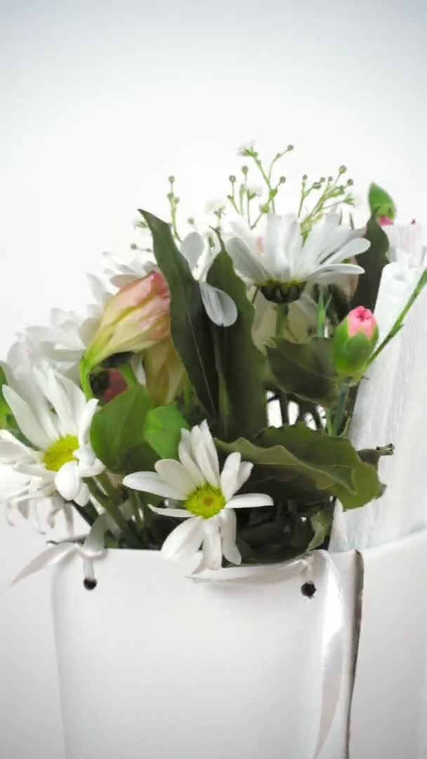 Bella composizione di delicati fiori rotazione sul giradischi. — Video Stock