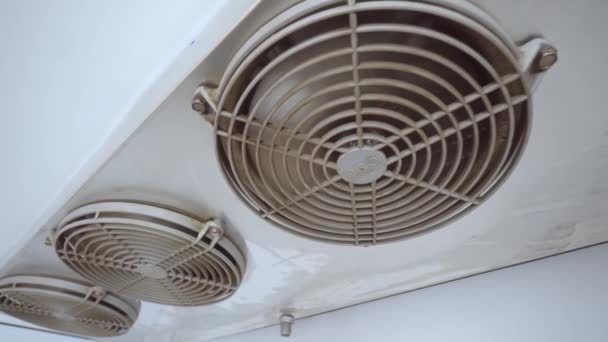 Ventilátory chladničky nebo klimatizace ve stropě. Jsou pokryty mřížkou.. — Stock video